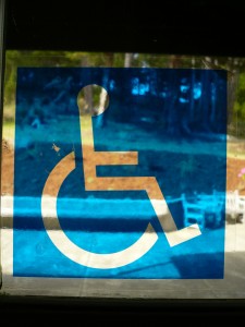 Ein Rollstuhlzeichen, das sich spiegelt  