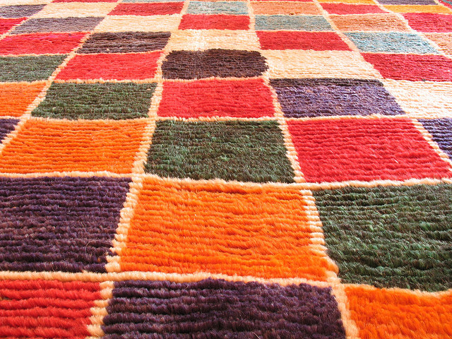 Flauschiger bunter Teppich