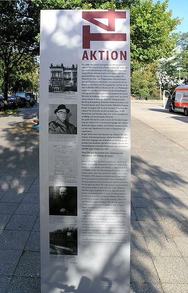 Gedenktafel an der Tiergartenstraße 4 in Berlin - einer der zentralen Planungsorte der Aktion T4 - cc copyright by Wikipedia